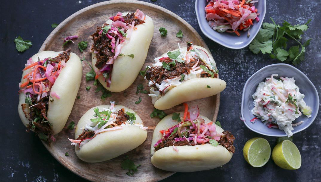 Ψωμάκια ατμού (Bao buns) με πικάντικο χοιρινό και λαχανοσαλάτα