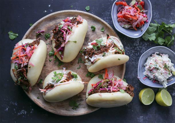 Bao buns με πικάντικο χοιρινό και λαχανοσαλάτα